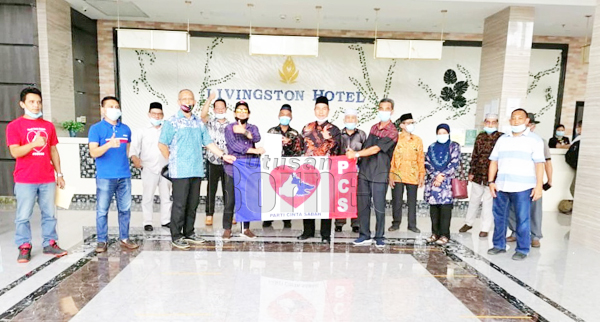  Budung (tujuh, kanan) menyerahkan borang keahlian bagi menyertai Parti Cinta Sabah.
