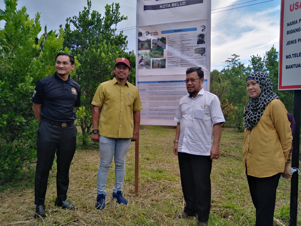  Mazlee (dua kiri) menyambut ketibaan rombongan lawatan MAFI ke ladang tanaman limau kasturi miliknya.