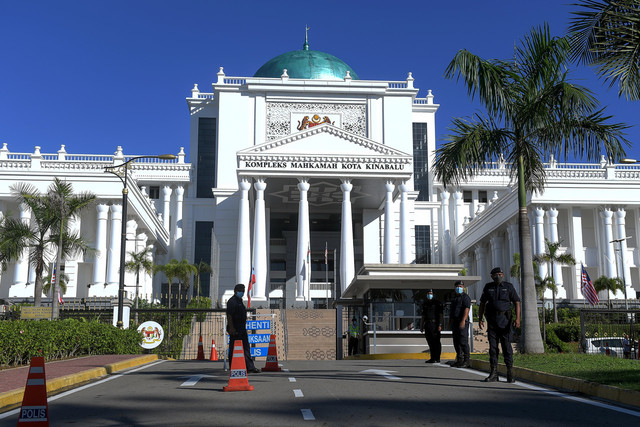 Anggota polis membuat kawalan ketat untuk mengawal kehadiran orang awam di hadapan Kompleks Mahkamah Kota Kinabalu hari ini. - Gambar Bernama 