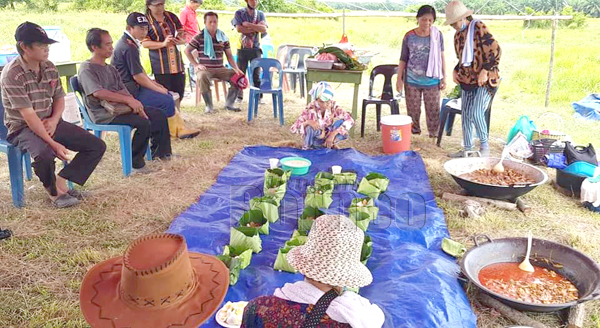  Penaung Adat Istiadat Mamanta dan Sogit Tanah Membakut, Tialum Sawoi mengendalikan upacara ritual Sogit Tanah yang diadakan baru-baru ini.