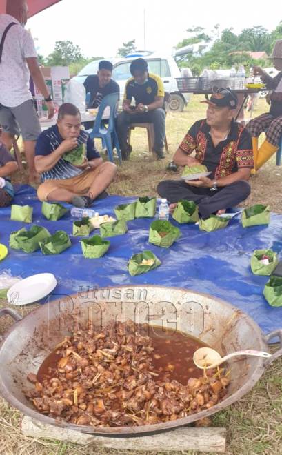  Sebahagian penduduk yang hadir sama-sama menikmati hidangan yang disediakan di kawasan paya lapang pada hari berkenaan.