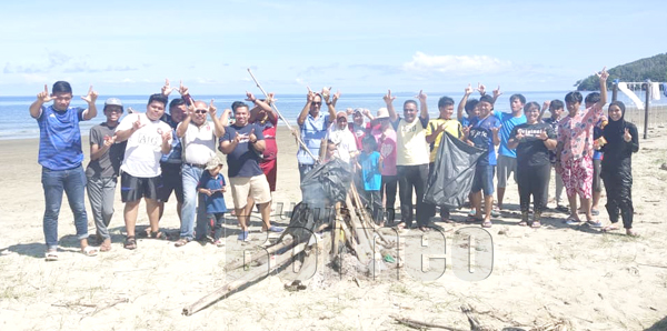  Merakamkan album kenangan selepas program mengutip sampah di pantai Kpg. Rampayan Laut.