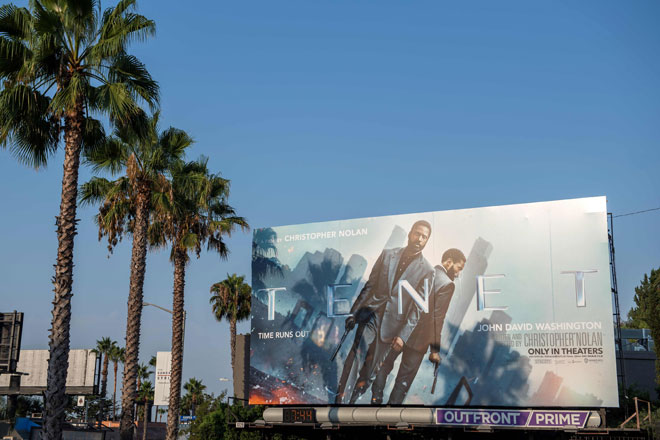  Gambar fail yang diambil pada 19 Ogos 2020 ini menunjukkan papan iklan filem ‘Tenet’ di Sunset Strip di Hollywood Barat. ‘Tenet’, filem utama pada musim panas dilihat akan melancarkan semula industri pawagam yang diganggu oleh peraturan koronavirus di seluruh dunia yang amnya memaksa orang ramai duduk di rumah. — Gambar AFP