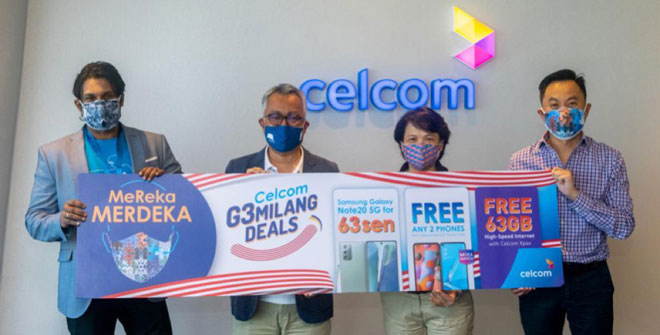  (Dari kiri) Celcom Chief Emerging Business Officer T. Kugan K.Thirunavakarasu, Idham, Ketua Pegawai Kewangan Celcom Jennifer Wong dan Ketua Pegawai Produk dan Inovasi Roy Ong menunjukkan pelitup muka unik yang direka di mana rakyat Malaysia boleh mereka dan menghantar pelitup muka kreatif menerusi kempen ‘MeReka Merdeka’.