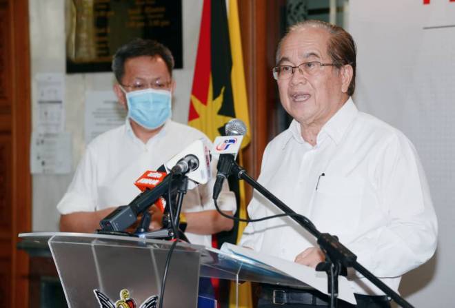 Uggah (kanan) pada sidang media hari ini dan turut kelihatan Menteri Kerajaan Tempatan dan Perumahan Dato Sri Dr Sim Kui Hian. - Gambar UKAS.