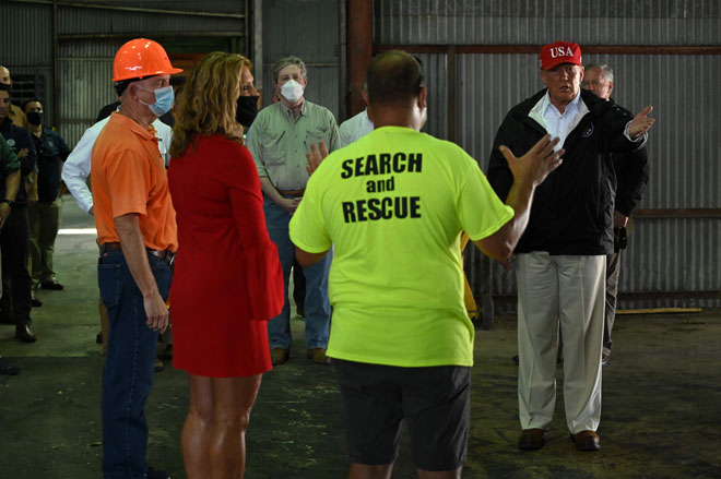  Trump mengadakan pertemuan dengan ahli sukarelawanan yang berada di gudang tempatan di Lake Charles, Louisiana kelmarin. — Gambar AFP