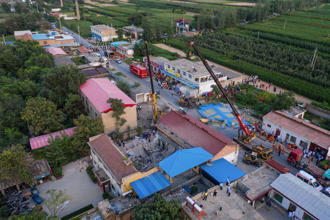  Kelihatan pasukan penyelamat melakukan kerja bagi mencari mangsa runtuhan restoran di Linfen, wilayah Shanxi utara China. — Gambar AFP