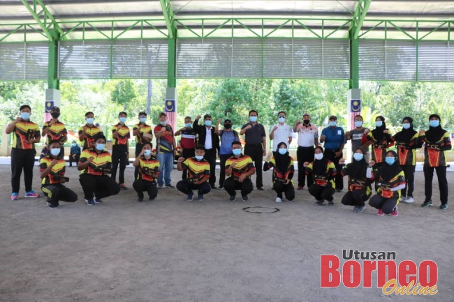 Dr Rahman (tengah) ditemani tetamu kehormat lain merakam kenangan bersama barisan atlet petanque Sarawak.