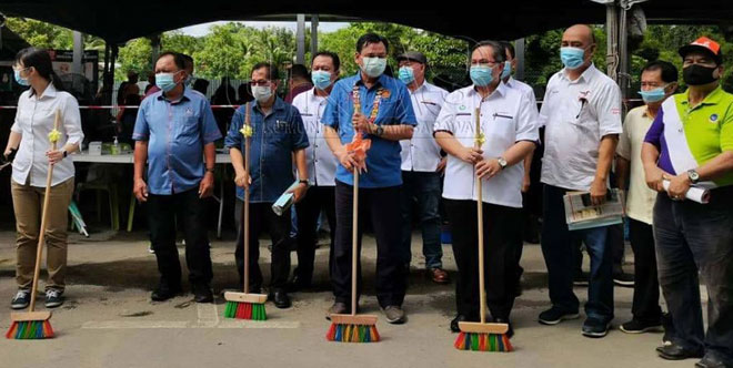  Gira (empat kanan) bersama yang lain memegang penyapu semasa perasmian Program Pencegahan Wabak COVID-19 dan Wabak Rabies serta Gotong-Royong Mega di Selangau, Sabtu lalu.