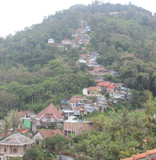  Sepanjang jalan menaiki tangga ke puncak Gunung Muria dipenuhi gerai jualan.