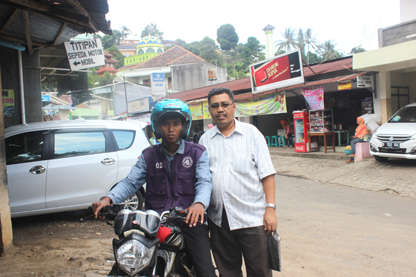  Penulis bersama tukang ojek.