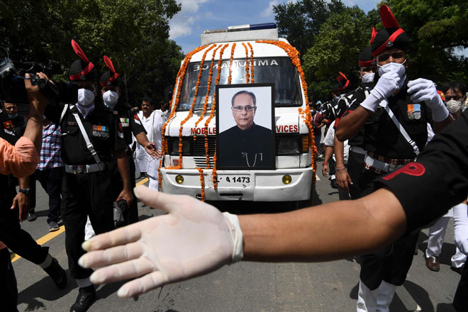  Anggota tentera mengiringi ambulans yang membawa mayat             bekas presiden India Pranab Mukherjee di luar kediamannya sebelum upacara pengebumiannya di New Delhi kelmarin. — Gambar AFP 