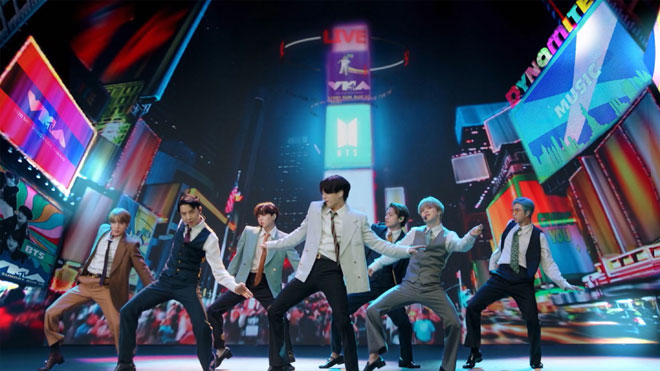  Gambar yang dikeluarkan dengan ihsan MTV ini menunjukkan kumpulan BTS membuat persembahan dari Korea Selatan semasa Anugerah Muzik Video MTV 2020 yang diadakan secara maya berikutan pandemik koronavirus, disiarkan secara langsung pada30 Ogos lepas diNew York. — Gambar oleh MTV / AFP