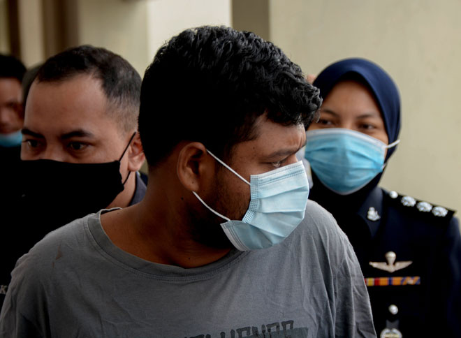  B. Jeetendraj, didakwa di Mahkamah Majistret semalam atas pertuduhan membunuh anak teman wanitanya berusia tiga tahun di sebuah pangsapuri di Kampung Sungai Kayu Ara, dekat Petaling Jaya, bulan lalu. — Gambar Bernama