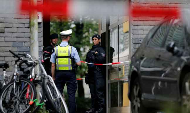  Anggota polis dilihat berkawal di hadapan sebuah bangunan apartmen selepas mayat lima kanak-kanak ditemui di bandar Solingen, kelmarin. — Gambar AFP