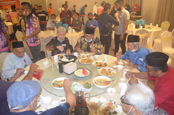  Barisan warga emas Kg. Tanjung Aru Baru menjamu salera bersama tetamu yang lain di majlis itu.