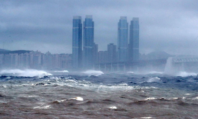  Ombak tinggi menghempas pesisiran pantai ketika Taufan Haishen mendarat di bandar pelabuhan tenggara Busan, semalam. — Gambar AFP