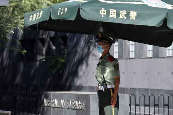  Seorang anggota polis separa tentera berkawal di luar kedutaan Australia di Beijing, semalam. — Gambar AFP