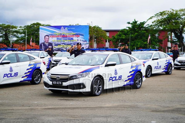  Hazani bergambar dengan Ketua Polis Daerah yang menerima MPV baharu di IPK Sabah.