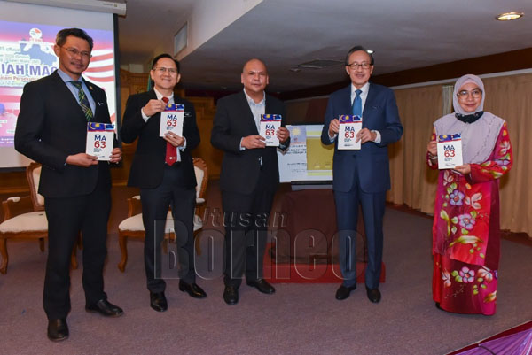  Masidi (dua kanan) ketika melancarkan buku 'Sabah dalam Persekutuan Malaysia MA 63 Sebagai Kontrak Sosial'.