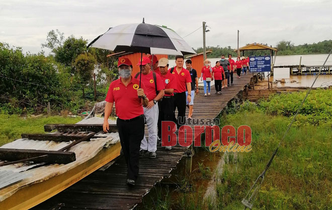  Wong (ba mua) enggau raban PSB Bawang Assan lebuh ngagihka bakul pemakai ba Sungai Sebedil. 