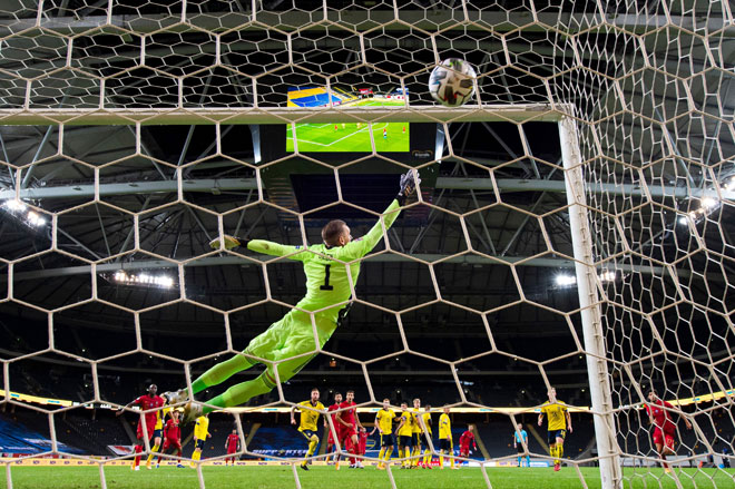  Rembatan Ronaldo dari tendangan percuma memasuki gawang pada aksi perlawanan Liga Negara-Negara UEFA di antara Sweden dan Portugal di Solna, Sweden. — Gambar AFP