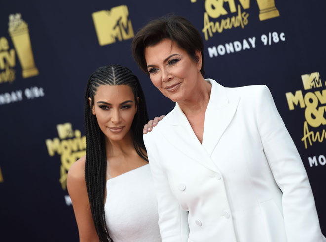  Gambar fail yang diambil pada 16 Jun 2018 ini menunjukkan Kim (kiri) bersama ibunya Kris Jenner menghadiri acara Anugerah MTV Movie & TV 2018 di Barker Hangar, Santa Monica. Peminat terpaksa mencari cara lain untuk mengikuti keluarga Kardashian, selepas keluarga selebriti mega itu mengumumkan bahawa program realiti mereka akan berakhir pada tahun depan. — Gambar AFP