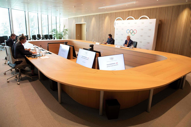  Bach mengadakan sidang media selepas selesai mesyuarat di Ibu Pejabat IOC di Lausanne. — Gambar AFP  