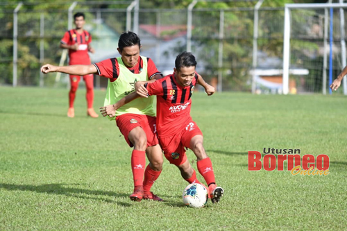 Pemain Kuching FA giat menjalani latihan di padang.