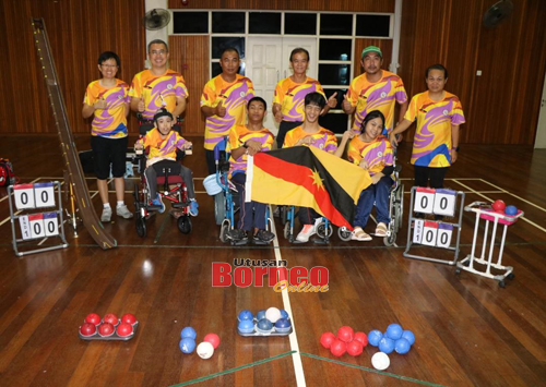 Honseng (belakang, tiga kiri) ditemani ahli keluarga atlet Boccia para SUKMA sedia harumkan nama Sarawak.