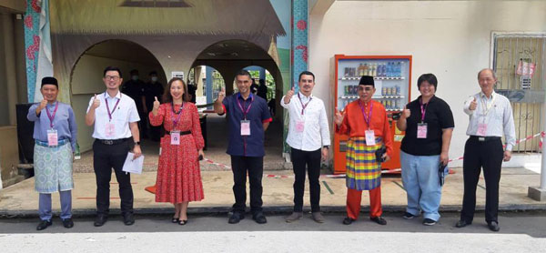  Calon N22 Tanjung Aru (dari kiri ke kanan) Mohd Reduan (BN), Junz (WARISAN), Rizawani (PGRS), Noran (PCS), Shaffic (USNO), Ibrahim (LDP), Jan (Bebas) dan Edward (PBS).