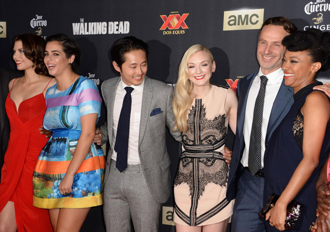  Gambar fail bertarikh 2 Oktober 2014 ini menunjukkan pelakon ‘The Walking Dead’ iaitu (dari kiri) Lauren Cohan, Alanna Masterson, Steve Yeun, Emily Kinney, Andrew Lincoln dan Sonequa Martin-Green menghadiri tayangan khas bagi meraikan musim kelima siri itu. — Gambar AFP