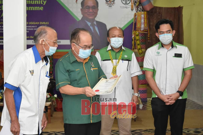  Uggah benung berandau enggau Tuai Rumah Benard (kiba) Ronald sereta Petrus.