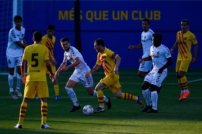  Antara babak-babak aksi perlawanan persahabatan pramusim di antara Barcelona dan Gimnastic Tarragona di Stadium Johan Cruyff di Barcelona, Sepanyol. — Gambar AFP