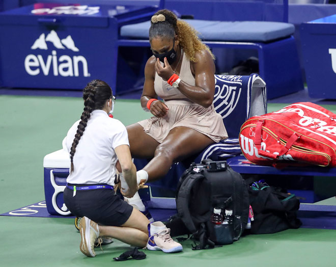  Serena mendapatkan rawatan semasa beraksi menentang Azarenka dalam Kejohanan Terbuka AS di New York City. — Gambar AFP