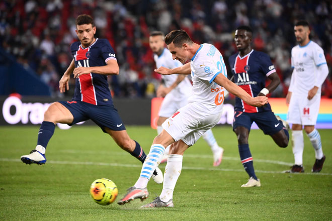  Thauvin menyepak bola pada perlawanan Ligue 1 antara PSG dan Marseille di stadium Parc de Princes di Paris kelmarin. — Gambar AFP