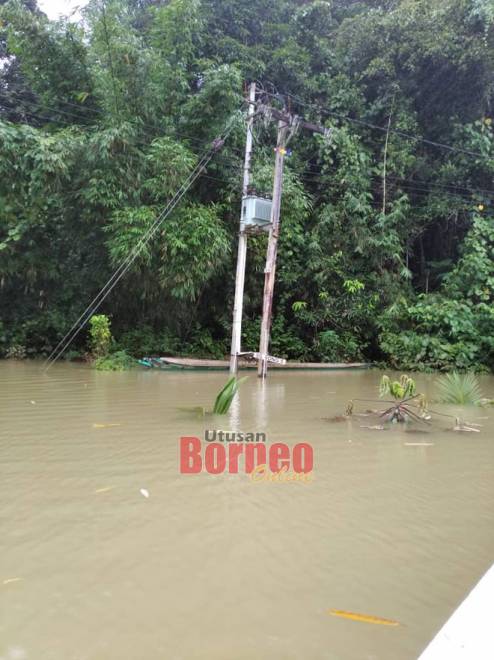  Sebuah tiang ti didirika di Sungai Song ke alai sius nya kena ampuh bah.