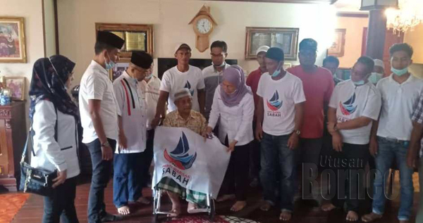  Armani menyerahkan bendera WARISAN kepada Haji Said.