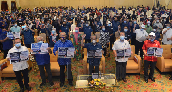  Muhyiddin (tengah) bersama pemimpin dari parti-parti di bawah GRS menunjukkan dokumen Aku Janji GRS sempena PRN Sabah.