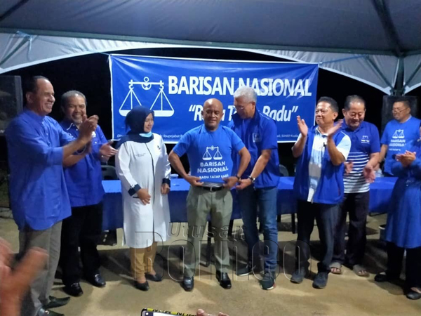  Janggut dibantu Suhaimi memakai baju BN sambil diperhatikan oleh Jamil Khir, Mokran dan para pemimpin BN.