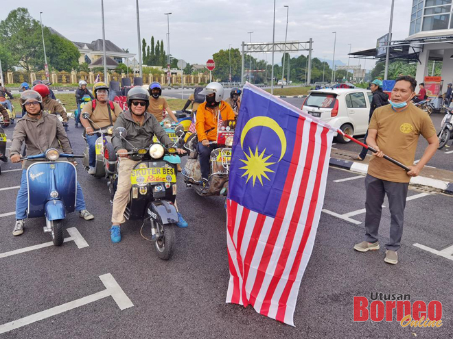 Aidel melakukan acara pelepasan Konvoi Kembara Vespa sempena sambutan Hari Malaysia. - Gambar oleh Chimon Upon