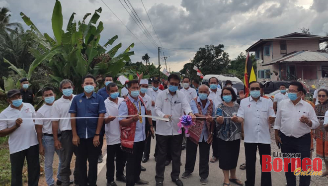 Julaihi memotong reben sebagai simbolik perasmian jalan baharu.