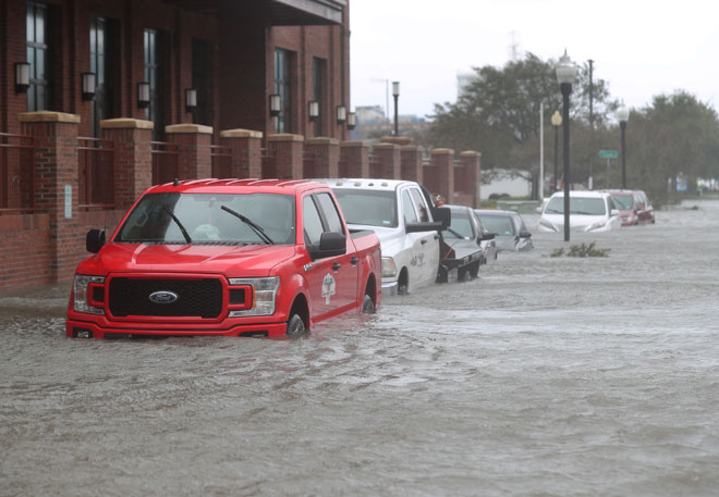  Kenderaan meredah jalan raya yang ditenggelami banjir selepas Taufan Sally membadai kawasan tersebut di Pensacola, Florida kelmarin. — Gambar AFP