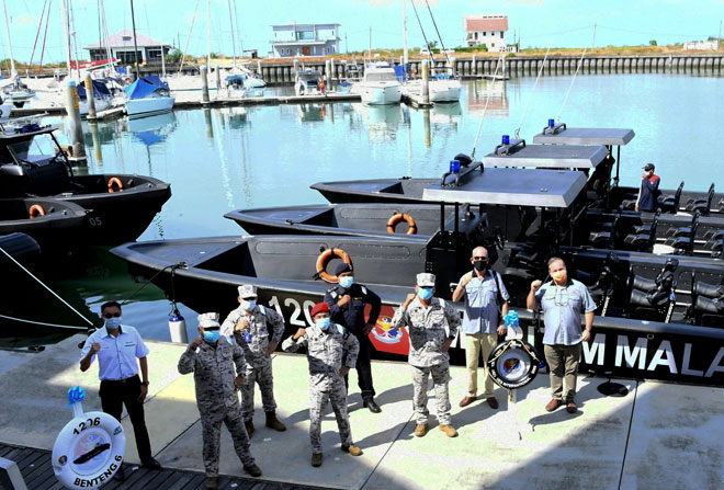  Mohd Zubil bergambar di hadapan bot Maritim selepas Majlis Penyerahan Bot Benteng, Port Dickson semalam. Sebanyak 22,815 kapal telah diperiksa Agensi Penguatkuasaan Maritim Malaysia (APMM) dengan 190 tangkapan atas pelbagai kesalahan, sejak Ops Benteng dilaksanakan 12 Mei hingga 31 Ogos lepas. Beliau berkata daripada jumlah tangkapan itu, 107 daripadanya membabitkan kes berkaitan perikanan, pendatang tanpa izin (27 kes), penyeludupan (18 kes) dan lain-lain (38 kes). — Gambar Bernama