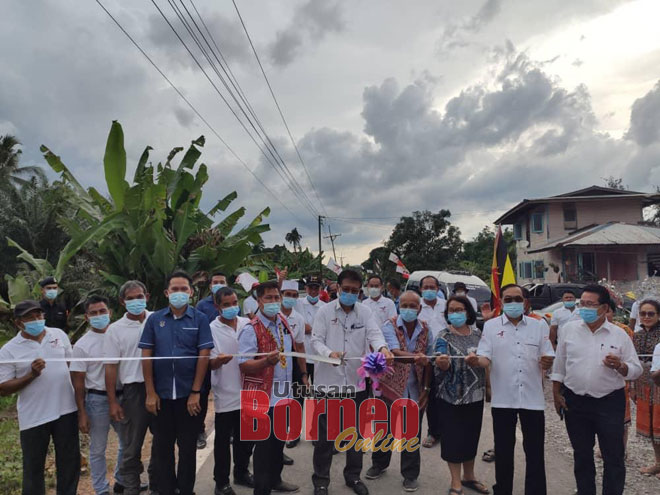  Julaihi (tengah) mutung riben bejadika jalai seraya dikemataka bukai.