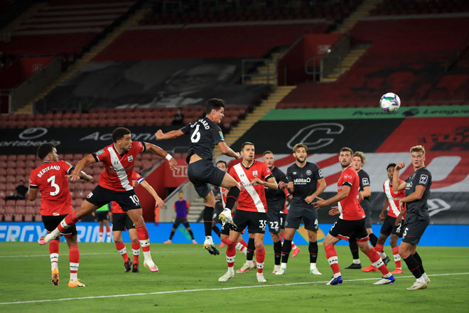  Antara babak-babak aksi perlawanan Piala Liga Inggeris di antara Southampton dan Brentford yang berlangsung di Stadium St Mary’s di Southampton, England. Brentford menewaskan kelab EPL itu dengan 2-0. — Gambar AFP