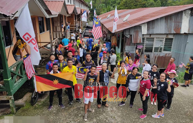  Nelson (depan, dua kiri) bersama anak buahnya bersedia memulakan acara berlari mengelilingi rumah panjang bagi meraikan sambutan Hari Malaysia yang disambut di seluruh negara kelmarin. 