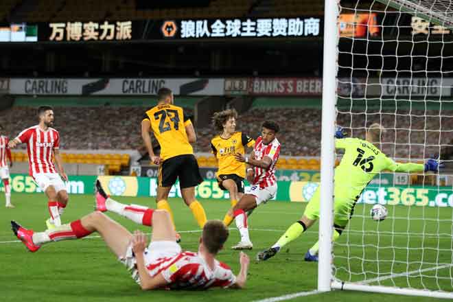  Silva (tengah) ketika cuba melakukan jaringan gol namun tersasar pada perlawanan Liga Perdana Inggeris antara Wolverhampton Wanderers dan Stoke City di stadium Molineux Wolverhampton, England  kelmarin. — Gambar AFP