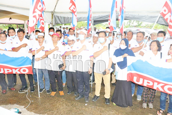  Madius (depan tengah) bersama jentera UPKO Sulaman mengambil gambar kenangan.