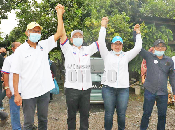  Madius (tengah) bersama Ketua Wanita Parti Keadilan Rakyat (PKR) Cawangan Tuaran Chrisnadia Siman (dua kanan) menyatakan sokongan kepada Rakam (kiri).